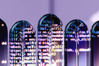 Computercode hinter Glas symbolisiert KI Technologie