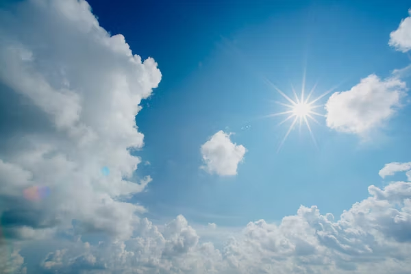 Ein blauer Himmel mit Wolken