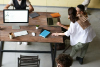 Menschen am Arbeitsplatz, die gemeinsam arbeiten.