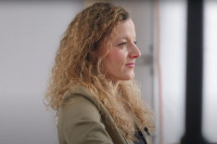 Seitenansicht von Elisa Müller von diffferent im Interview über Business Ecosystems - Kooperation für mehr Innovation