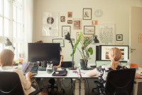 Mitarbeitende sitzen im Münchner diffferent Büro vor ihren Bildschirmen.